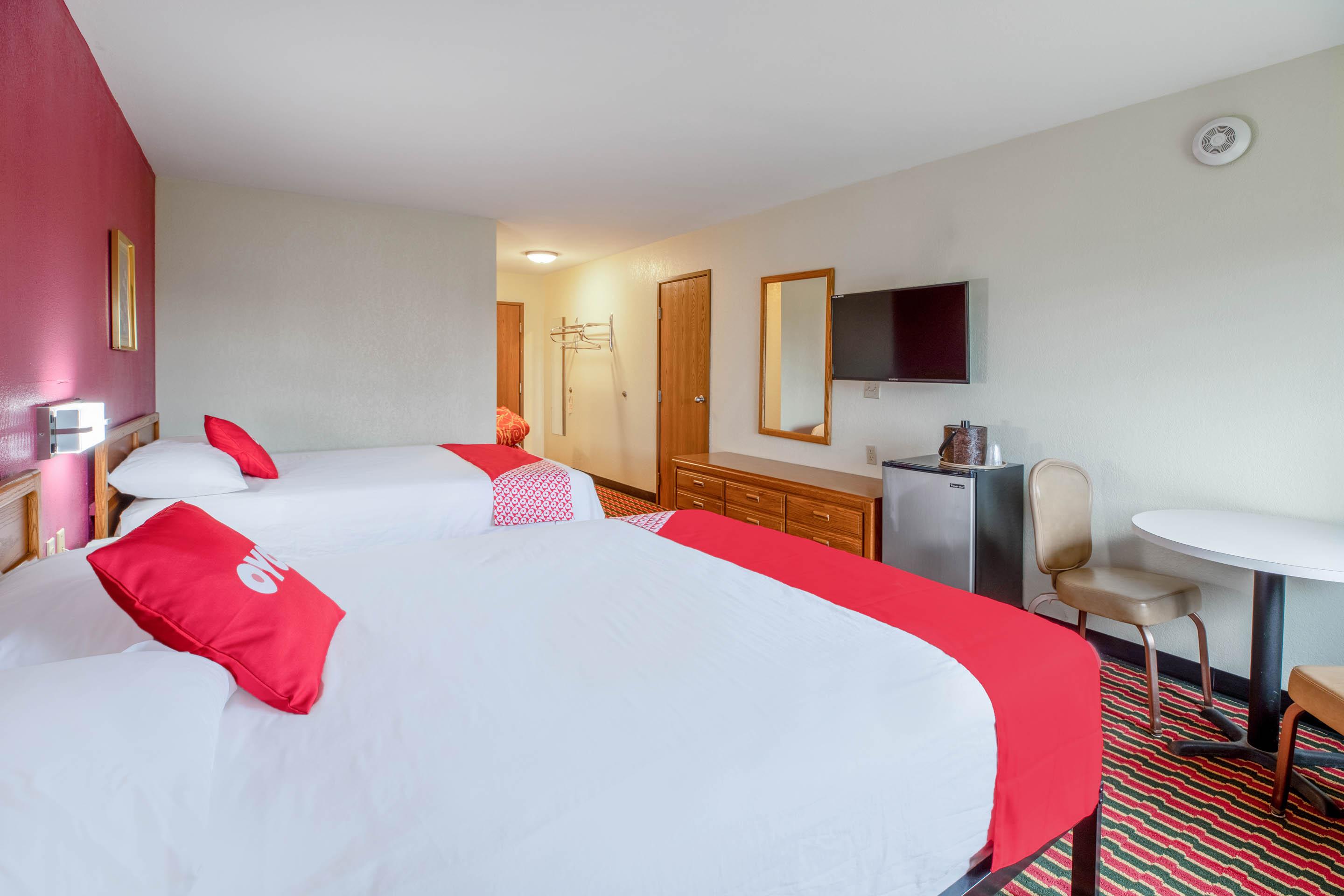 Oyo Hotel Chesaning Route 52 & Hwy 57 المظهر الخارجي الصورة