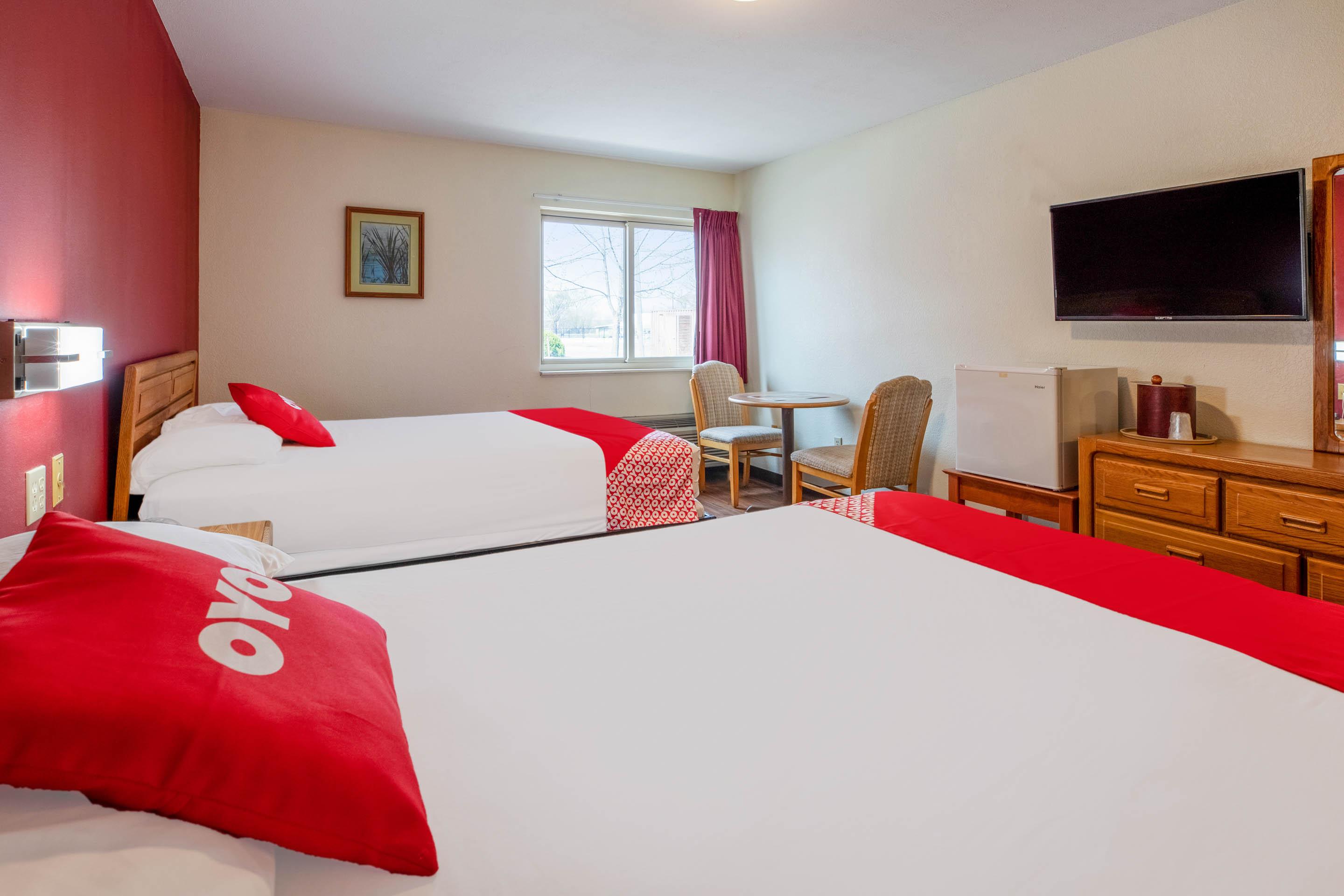 Oyo Hotel Chesaning Route 52 & Hwy 57 المظهر الخارجي الصورة