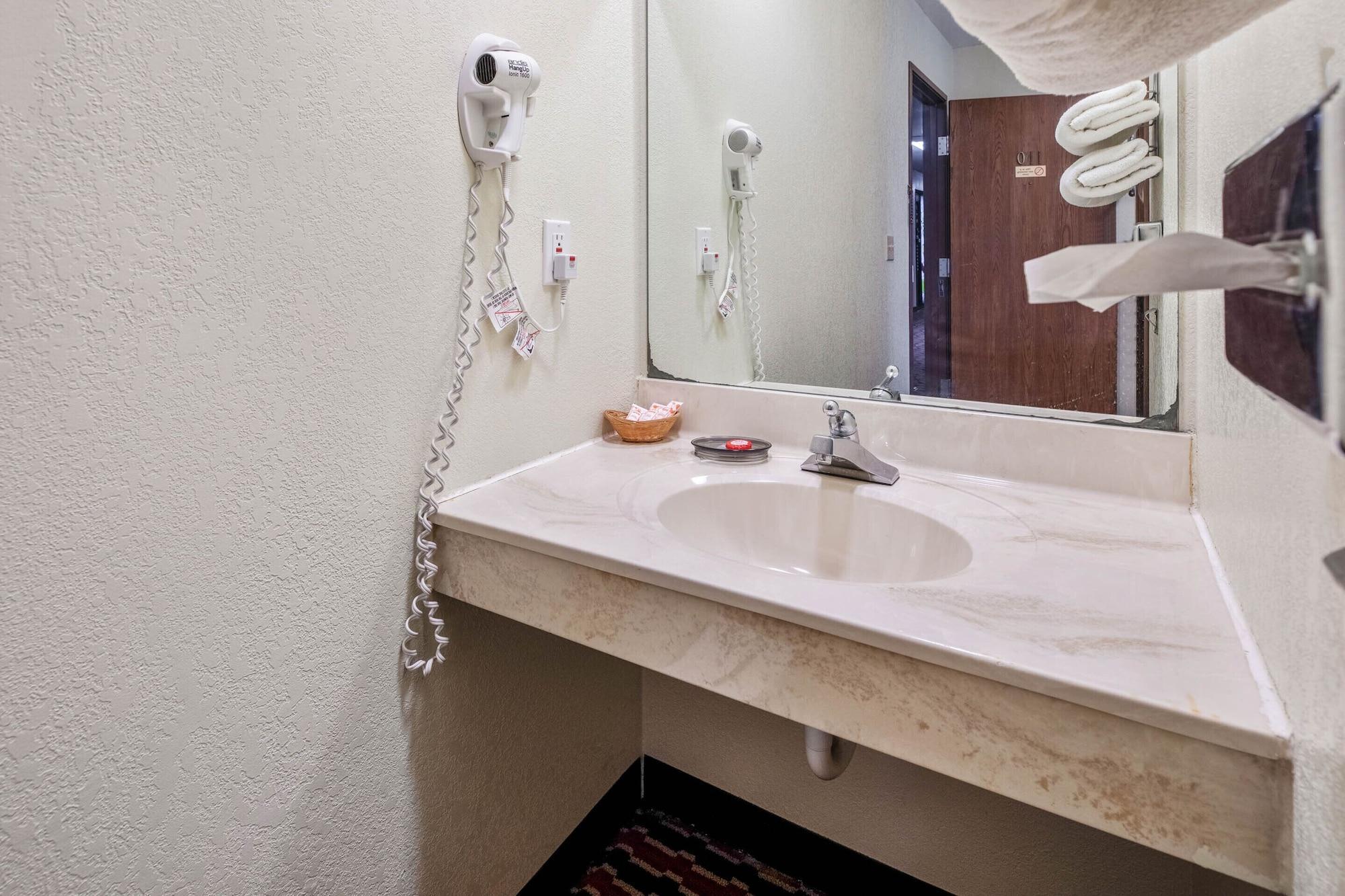 Oyo Hotel Chesaning Route 52 & Hwy 57 المظهر الخارجي الصورة