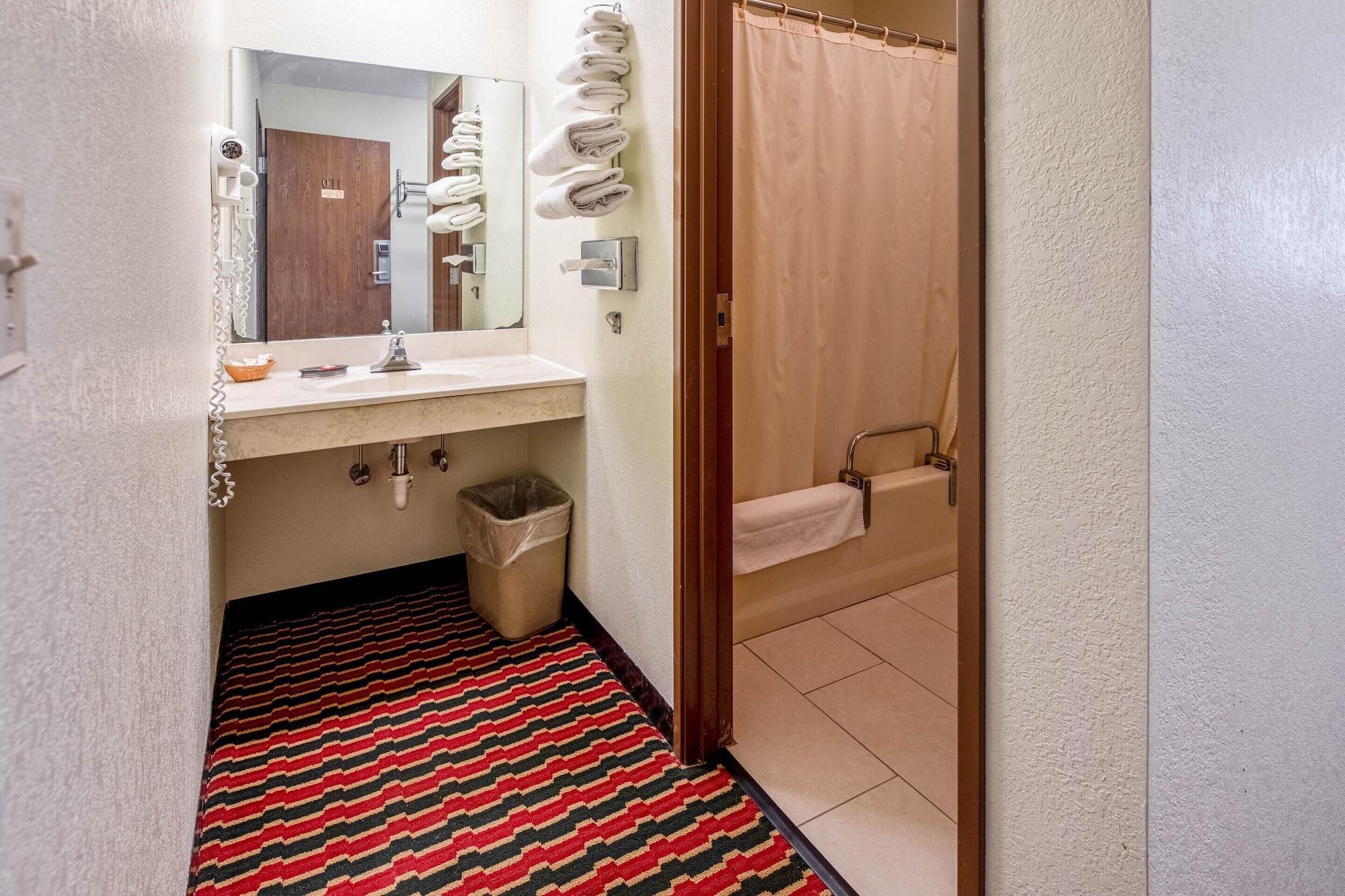 Oyo Hotel Chesaning Route 52 & Hwy 57 المظهر الخارجي الصورة