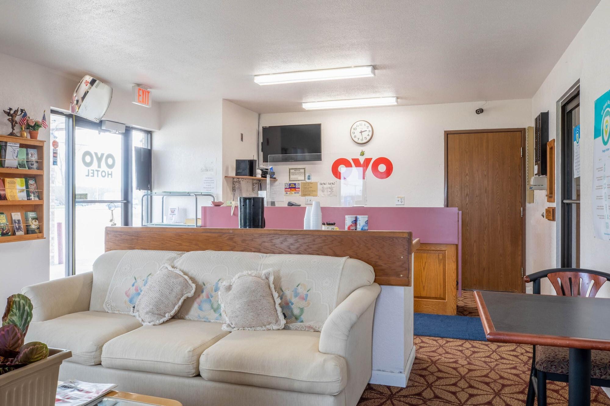 Oyo Hotel Chesaning Route 52 & Hwy 57 المظهر الخارجي الصورة